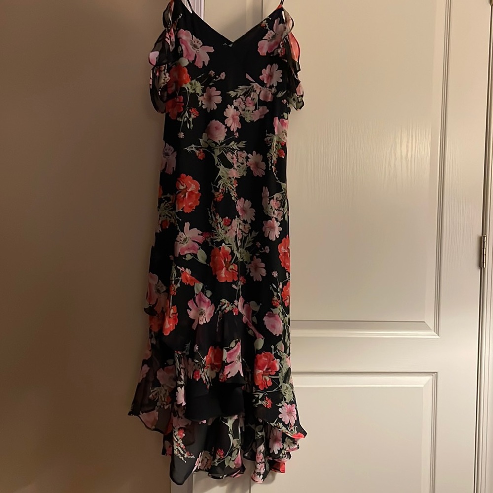 Print dress with v neck and spaghetti straps.